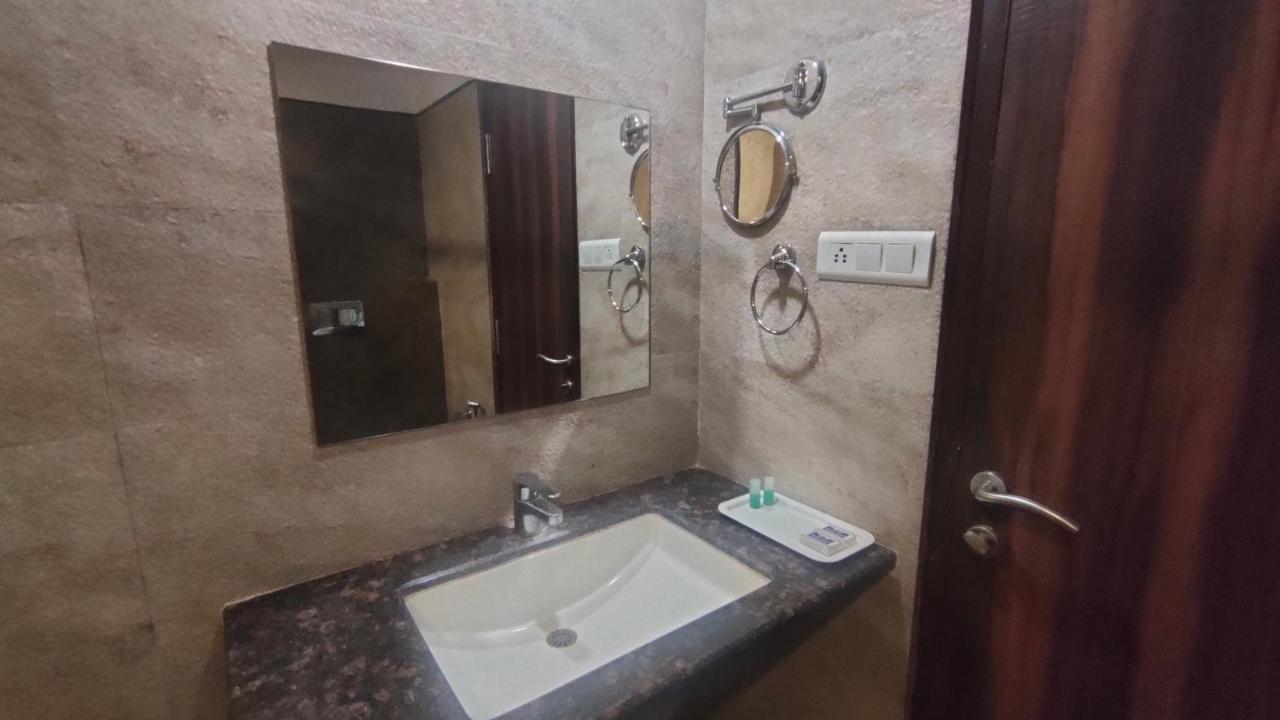Hotel Sach Regency Ānand Kültér fotó