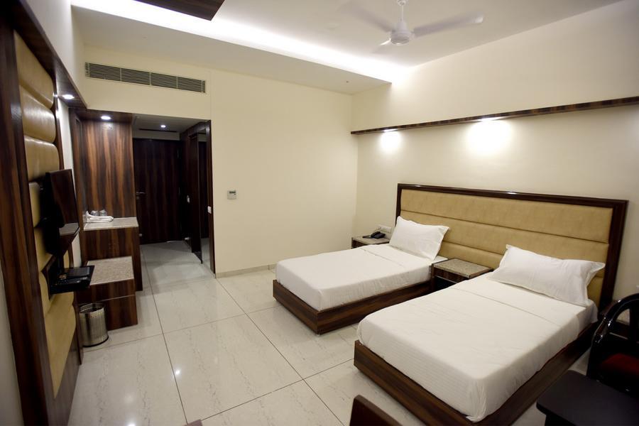 Hotel Sach Regency Ānand Kültér fotó
