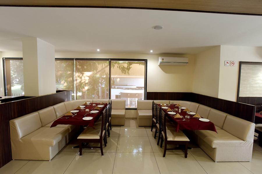 Hotel Sach Regency Ānand Kültér fotó