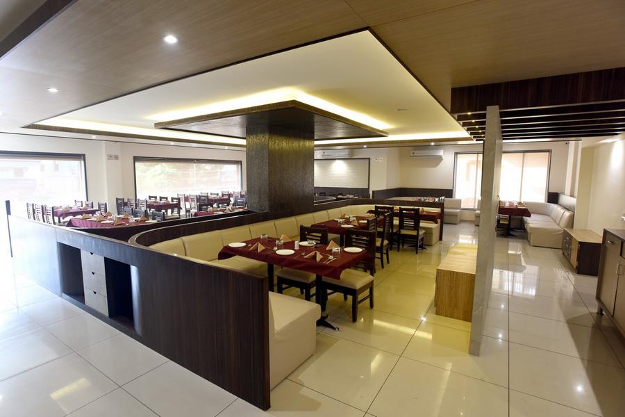 Hotel Sach Regency Ānand Kültér fotó