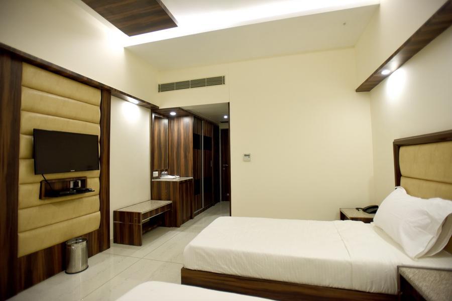 Hotel Sach Regency Ānand Kültér fotó
